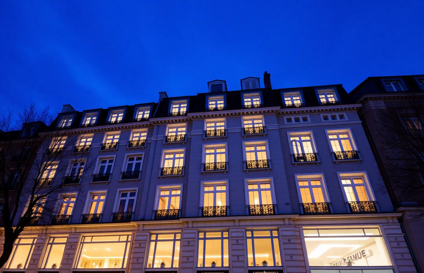 Immeuble résidentiel éclairé en fin de journée